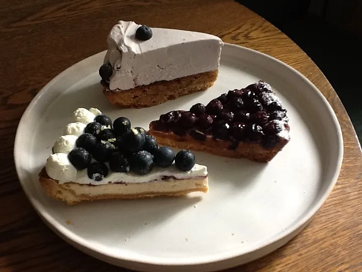 Photo by @stylescakes.co on June 25, 2026. May be an image of cake, blueberries, tart, cheesecake and text.