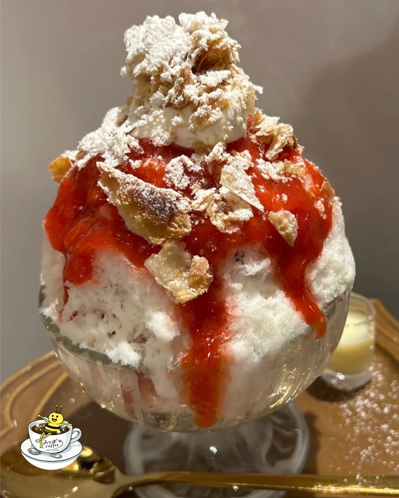 Photo shared by みつばちコーヒー/みつばちバル(秋葉原/お昼はパンケーキとかき氷/夜はワインとフレンチバル) on August 03, 2026 tagging @mitsubachi_coffee. May be an image of gelato, strawberry and text.