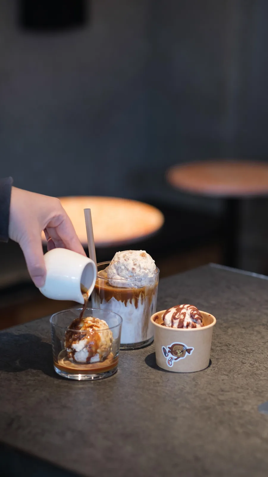 新しい仲間がやってきました。
Banana Bread Barista（BBB）、バナナブレッドの見習いバリスタ。

物語のはじまりは、2003年オーストラリア・シドニーのサリーヒルズ。
Single O 本店の定番 “Banana Bread with Espresso Butter” からインスピレーションを受けて生まれたのが、このBBB。

ちょっとチョコ好きで、
エスプレッソをひとさじ落として
いつもの一杯を “もっと楽しく” するのが得意。

そんな BBB が、日本に連れてきたのは
“冬にこそ食べたい” バナナブレッドのアイスシリーズ。
あったかい店内で食べる冬アイス、最高です。

Illustration by @lazypizzadelivery 

Meet Banana Bread Barista. 
He’s sliding into your feed (and your cup) with new sweet treats!
Ice Cream / Affogato / Ice Latte Float

Winter? Summer? Doesn’t matter — BBB’s got your back.
Find him at all SINGLE O shops!