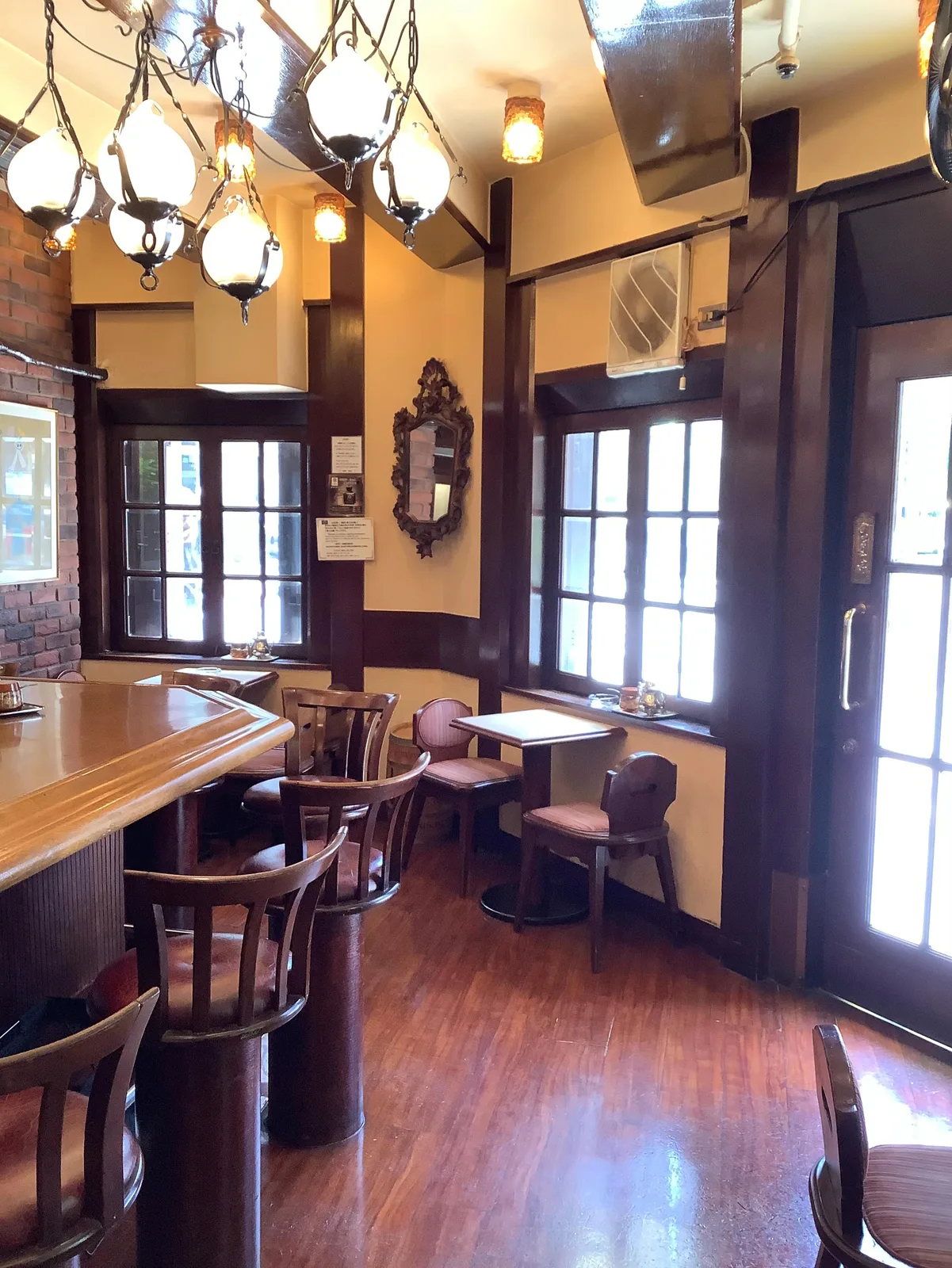 Photo by 銀座和蘭豆 銀座店 on June 02, 2026. May be an image of chandelier, indoors and text.
