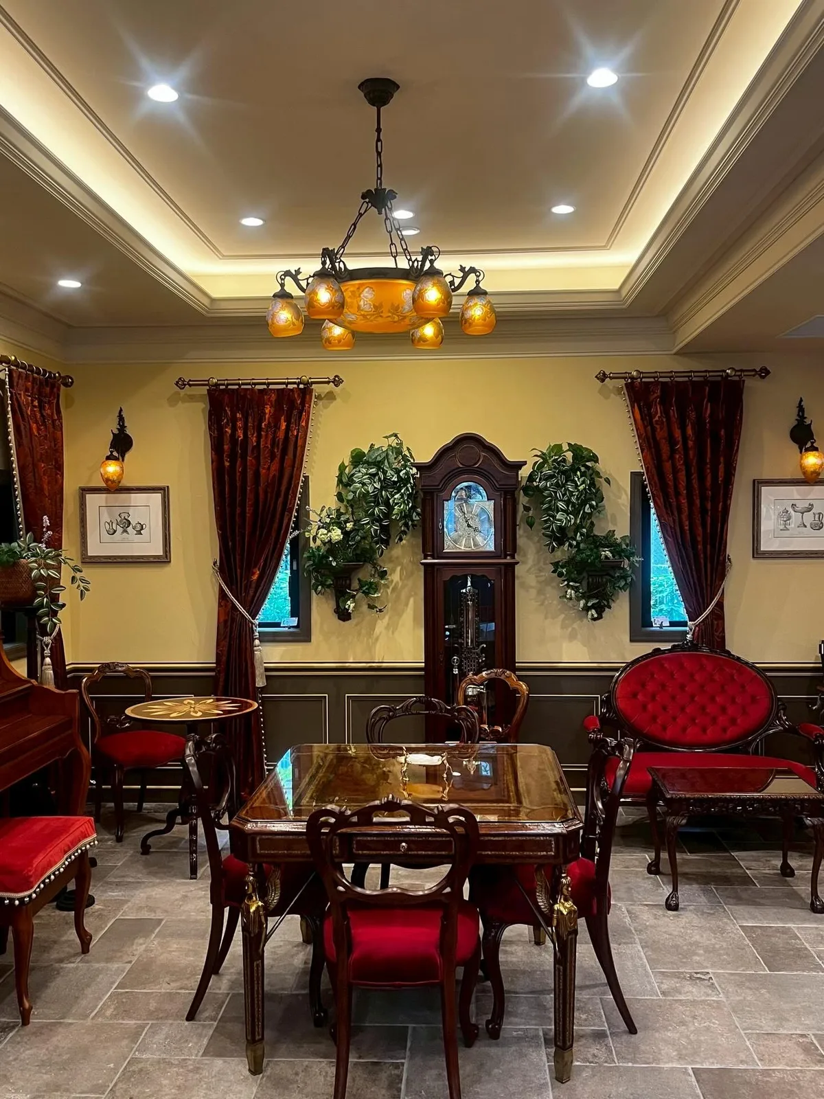 Photo by 3cafe on May 13, 2026. May be an image of chandelier, dining table and kitchen table.