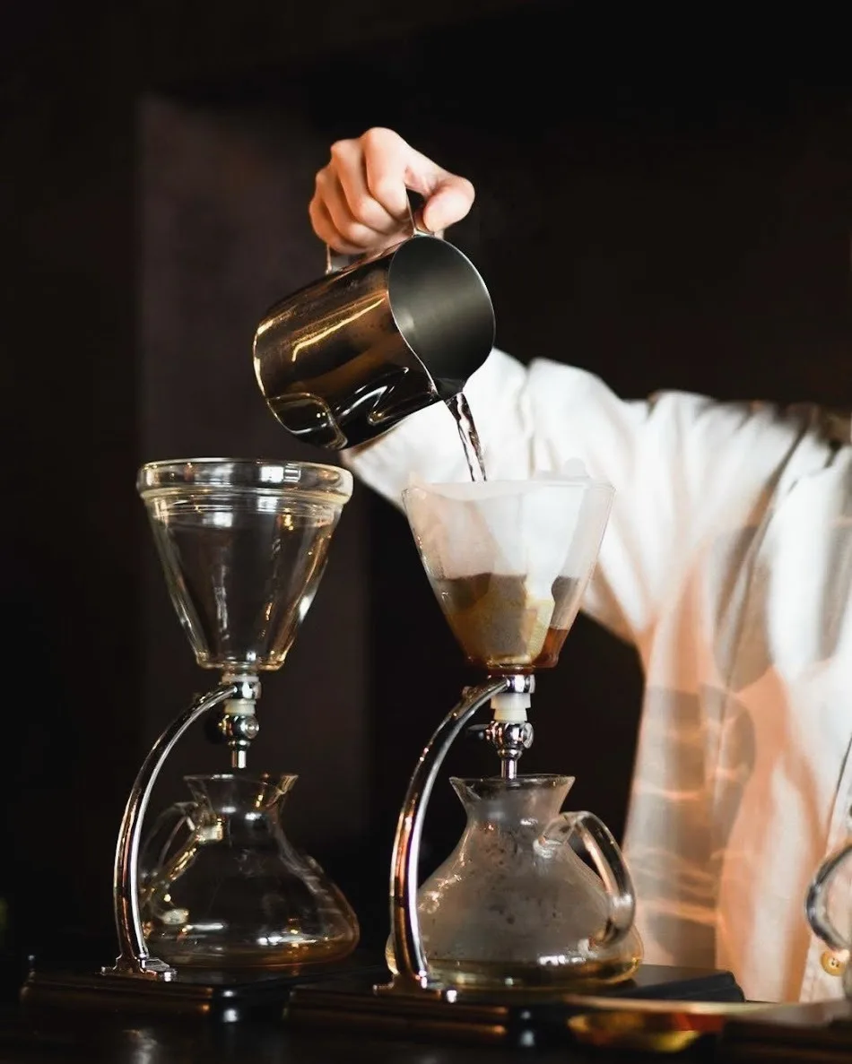 Photo by allée -アレ- on May 22, 2026. May be an image of cappuccino, tea, coffee maker, carafe and beaker.