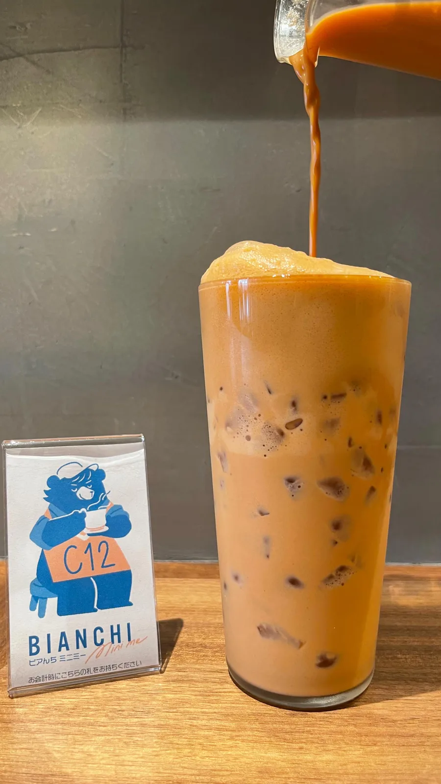 🍹前回ご紹介した、チャータイ

⁠その一杯に、どんな手間が詰まっている
今日はその裏側を少しだけ

BIANCHIのチャータイ（タイミルクティー）⁠
ชาไทย | Cha Thai⁠

タイ直輸入の紅茶葉×セロン茶を贅沢にブレンド
抽出は、エスプレッソマシンで圧をかけて
香りも濃さも一気に引き出します

抽出したての熱々に、コンデンスミルクなどで甘みを添え
ミルクフォーマーで泡立てたふわふわの泡を重ねて仕上げます
口あたりが柔らかく、まろやかな余韻を残すこの泡も
チャータイの大事な一部

そして最後は、クラッシュアイスで瞬間冷却。
ストローを挿してシャカシャカすれば、そこはもうタイの屋台

一杯ずつ、その場で丁寧に
BIANCHIの本気チャータイ、今日も仕込んでます

#チャータイ #ชาไทย 
#タイミルクティー
#BIANCHI #ビアんち
 #六本木カフェ
