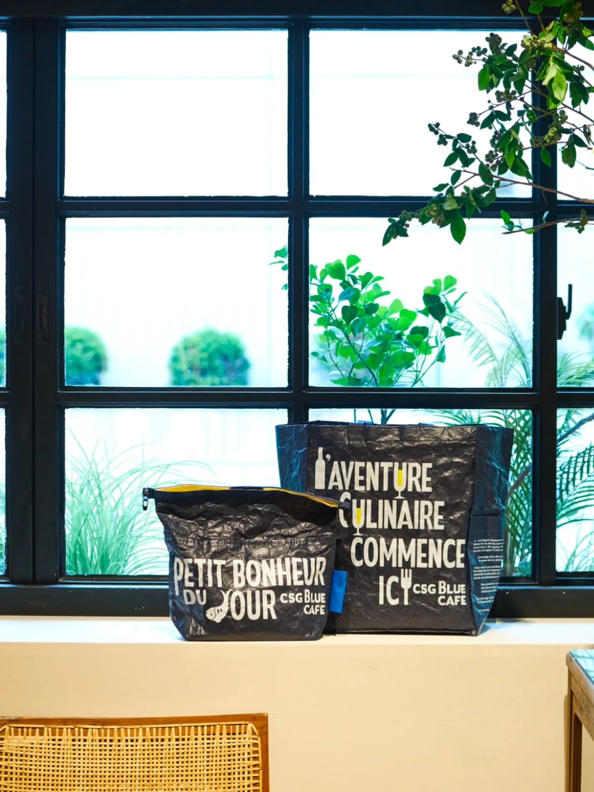 Photo by CSG BLUE CAFE AOYAMA on July 31, 2026. May be an image of grocery bag, beanbag chair and text that says 'PETIT BONHEUR DU BLUE UE 6" YOUR CSG CSGBLUE CAFE LAVENTURE CULINAIRE COMMENCE IC CSG BLUE CAFE'.