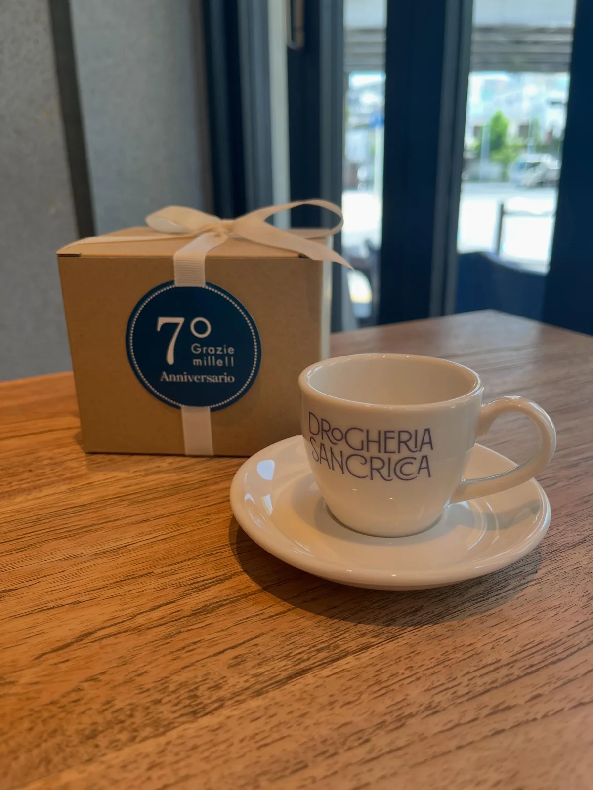 Photo by ドロゲリアサンクリッカ in drogheriasancricca. May be an image of coffee cup, teacup, tea, cappuccino, cup, saucer, shot glass, cornflower and text that says '70 GHERIA SANCRICA'.
