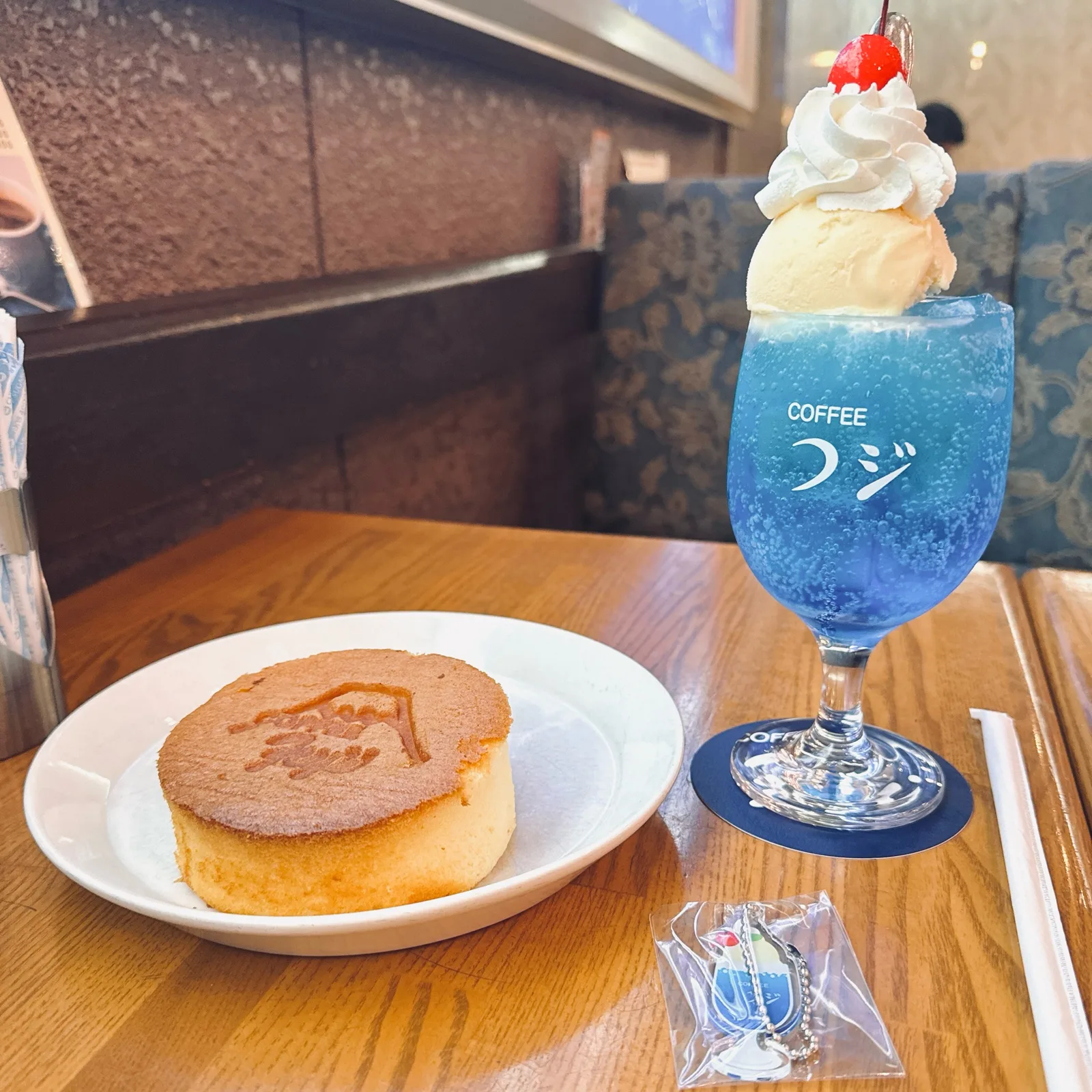 Photo by ちー in 喫茶 フジ with @coffee_fuji. May be an image of chiffon cake, whipped cream, cheesecake and text that says 'COFFEE つジ ('.