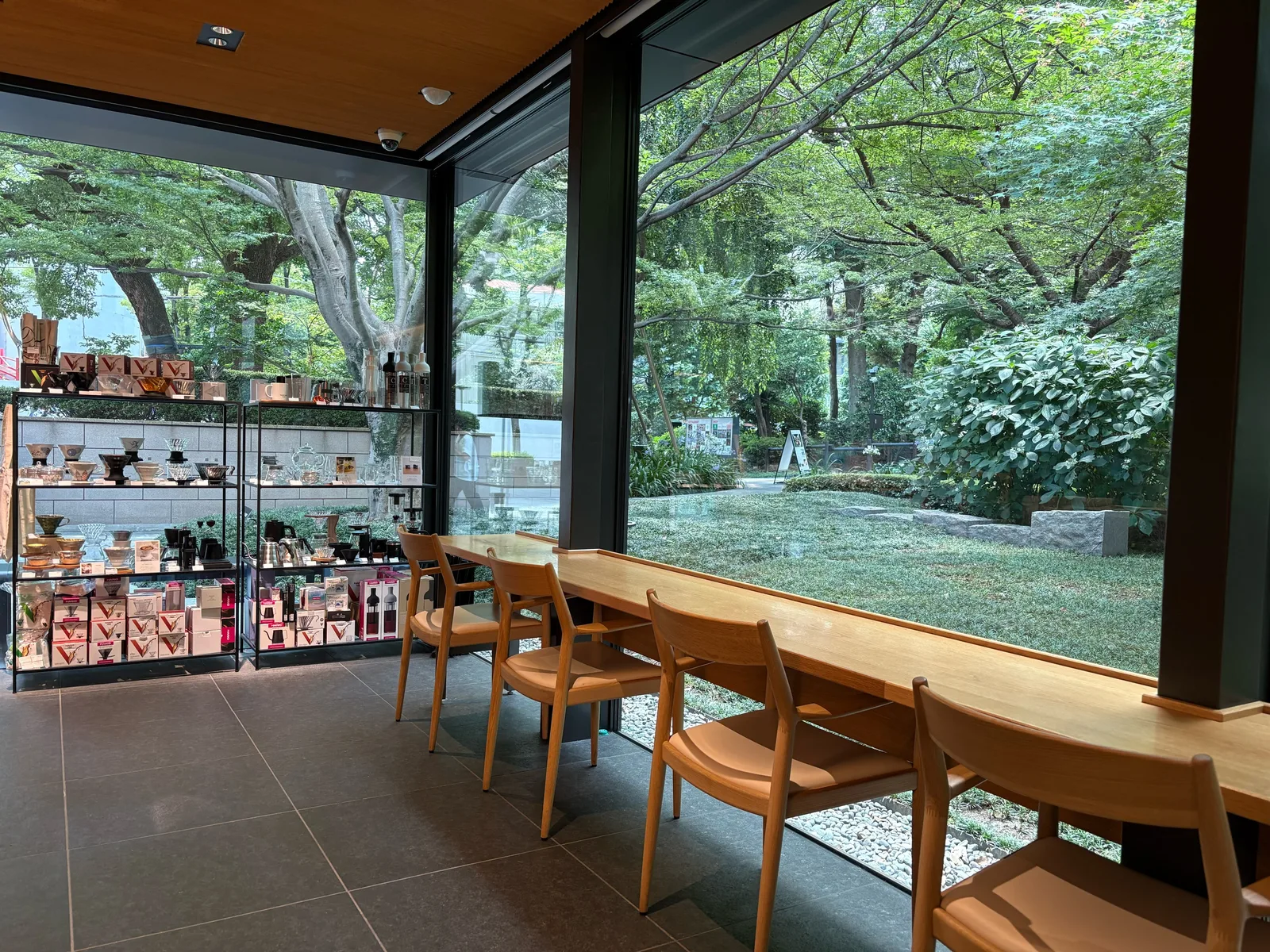 Photo by HARIO CAFE 泉屋博古館　東京店 in HARIO CAFE Senokuhakukokan Tokyo. May be an image of dining table, sliding door and text.