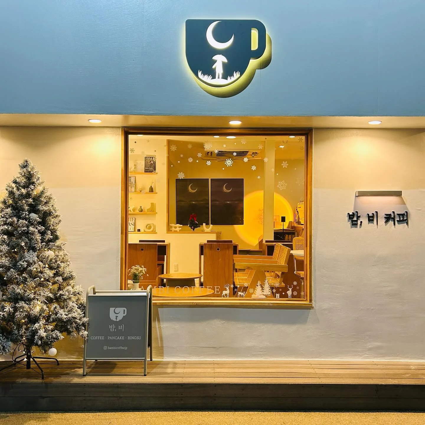 Photo by 밤,비 커피 〘BAM BI COFFEE〙新大久保店 in 밤,비 커피.