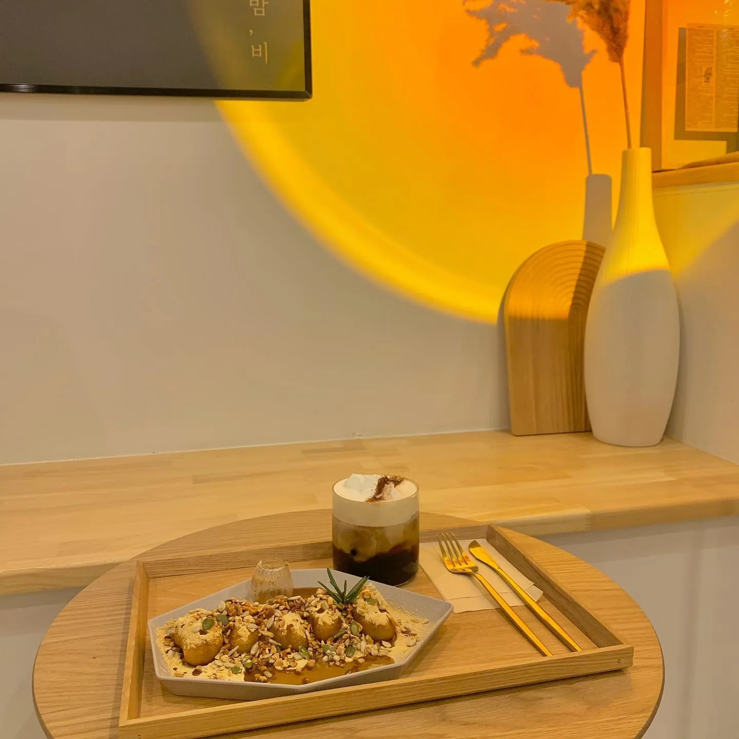 Photo by 밤,비 커피 〘BAM BI COFFEE〙新大久保店 on March 21, 2022.