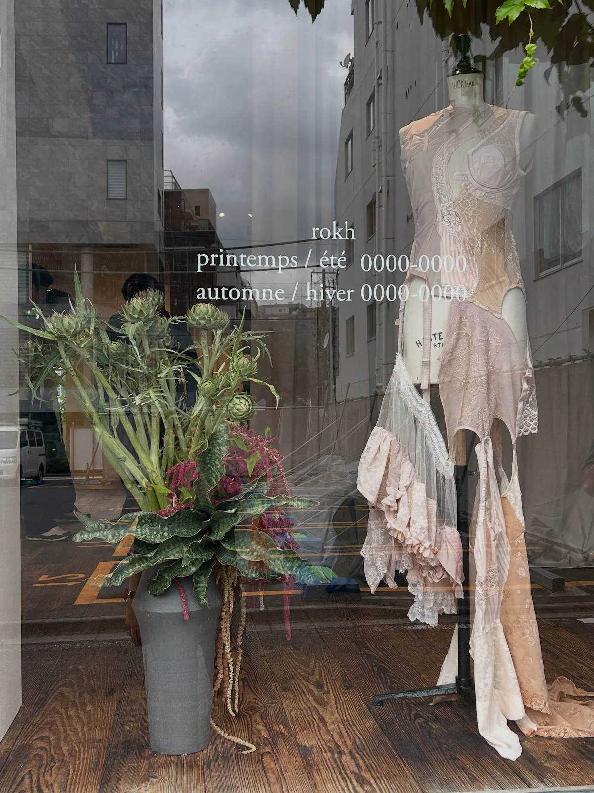 Photo by 千駄ヶ谷|フラワーカフェ|マロンパピエ on June 10, 2026. May be an image of display case, mannequin and text that says 'rokh printemps/étéooo0_oo00 0000 0000-0000 printemps/ été automne hiver 0000 0000-0000 0000 E ST'.