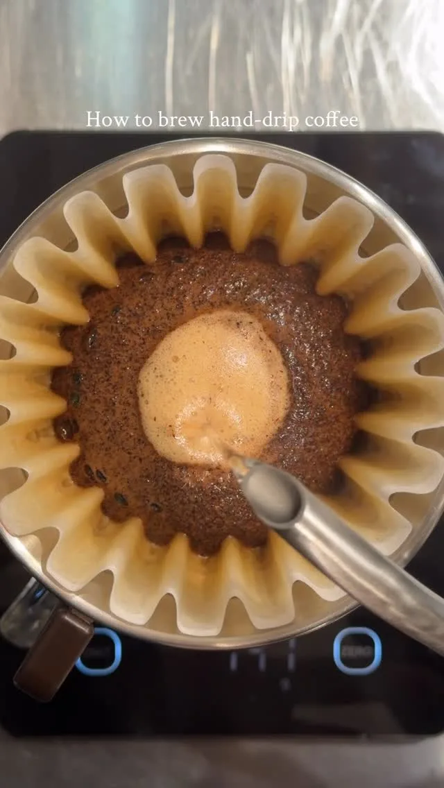 僕が考える、TSUBASACOFFEEのブレンドの淹れ方。
必要なもの
コーヒー豆20g
お湯250ccくらい
お湯の温度90〜91℃
1投目
50cc〜58ccくらいまで。
15秒くらい静観して、
2投目
プラスで100mlくらい。ゆっくり、中心部分を狙って淹れて行きます。スピードが速いと、ヤァーーーーー!って感じでお湯が豆の壁の外に溢れ出てきます。
大体10秒くらい?静観します。
完全にお湯が抜け切らないように、どちらかと言うとドリッパーの中のお湯の状態に合わせてスタートします。
3投目
プラスで100mlくらい。トータルで250ml前後にする事と、2投目と同じく、壁を破壊しないスピードで淹れて行きます。
※ドリッパーの穴からコーヒーサーバーに落ちて行くスピードと合わせる。が正解な気がしてます。
全て淹れ終わったら、30秒くらいポタポタ落ちているのを眺めます。
ドリップで1番大事なのは、ケトルの先から出すお湯の量を均一にコントロールする事と、自分が美味しいと思う淹れ方で淹れる。
です。
1番、味の変化が起きやすいのは、1投目の湯量と、温度。
ここを雑にやると、雑な味のコーヒーになると思います。
はい。
こう、久々にドリップばっかりと向き合っていると、中々、こーゆう生き方好きだなー。とか思いながら、のんびり淹れてます。
シンガポールの現場からは以上です。
#ハンドドリップコーヒー