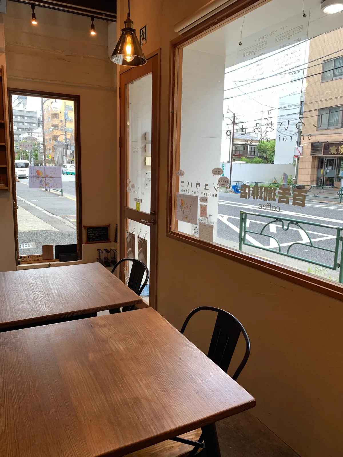Photo by コーヒーと焼き菓子　百舌珈琲店 on August 05, 2026. May be an image of woodwork, dining table, cornflower and text.