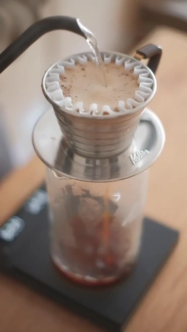 【コーヒーレシピ】
お店で実際に抽出しているハンドドリップのレシピをご紹介！
CWのコーヒーをご自宅でも是非お楽しみください！

⭐︎用意するもの
コーヒー豆：16g ± 0.5gくらい
挽き具合　：中挽き (少し細かめ / 参考：EK43  6.0~6.5/11 程度)
お湯の温度：90℃くらい
ドリッパー：Kalita Wave Dripper 155がオススメ

0:00  40gまで注ぎ、スプーンで攪拌する
0:30  130gまで注ぐ
1:00  190gまで注ぐ
1:30  250gまで注ぐ
落ち切ったら完成！

【レシピ調整のポイント】
コーヒーの味の成分は、[1.酸味 2.甘味 3.苦味]の順番で抽出されます。
挽き目が細く / 湯温が高く / 抽出時間が長くなるほど、1.→ 3.の味が強調されます。
挽き目 / 湯温 / 抽出時間などを調整し抽出のバランスを取ることで、美味しいコーヒーを淹れることができます。

☆甘さが感じづらい、酸味が気になるとき
成分をもっと抽出し、甘さを引き出すため
細かく挽く / 湯温を上げる / 時間を伸ばす

☆苦味が強い、雑味が多く飲みづらいとき
余分な成分まで抽出し過ぎているため
粗く挽く / 湯温を下げる / 時間を短くする

⁡
⁡