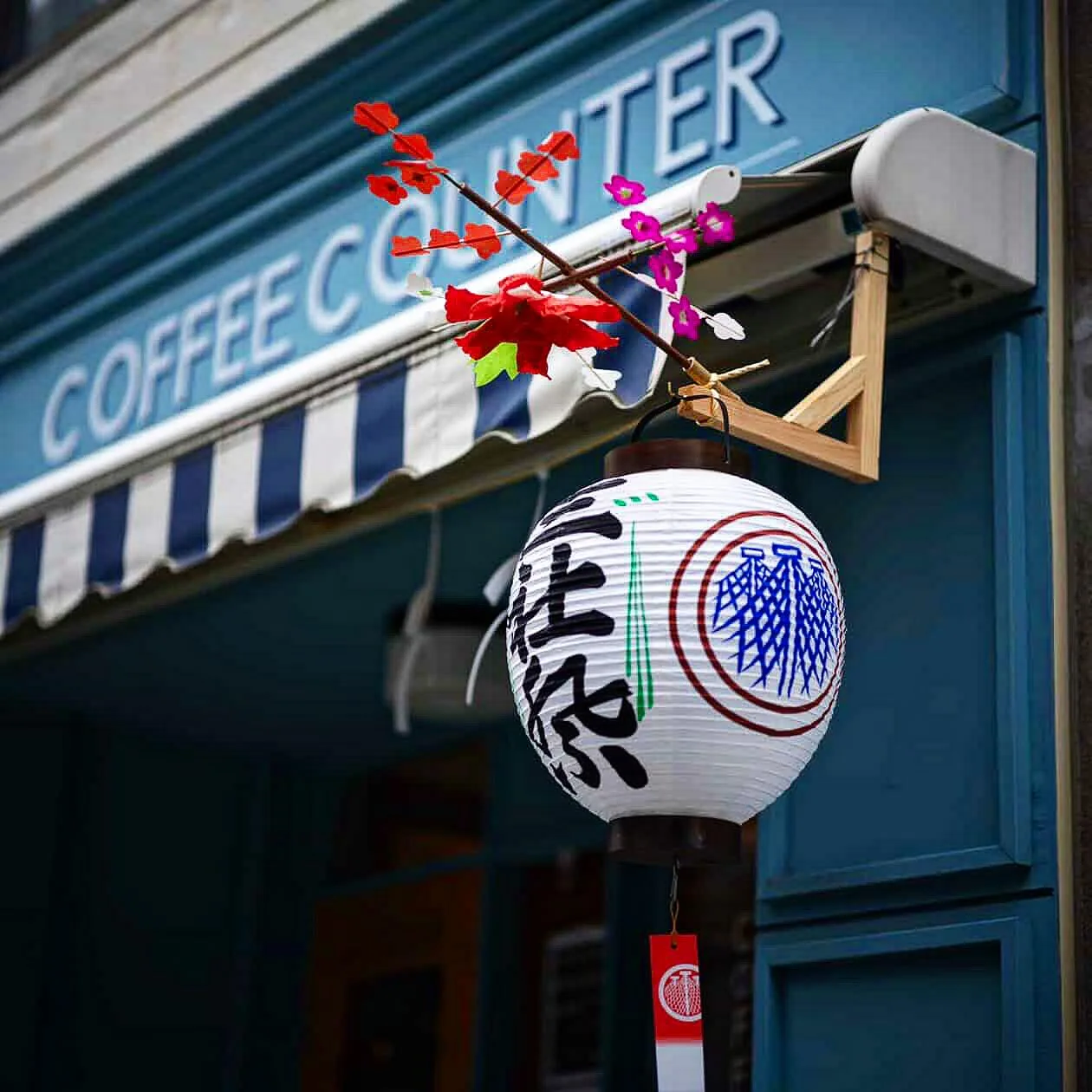 Photo by COFFEECOUNTER NISHIYA in coffeecounternishiya with @koichi_kubota. May be an image of umbrella, lantern, beach ball and lamppost.