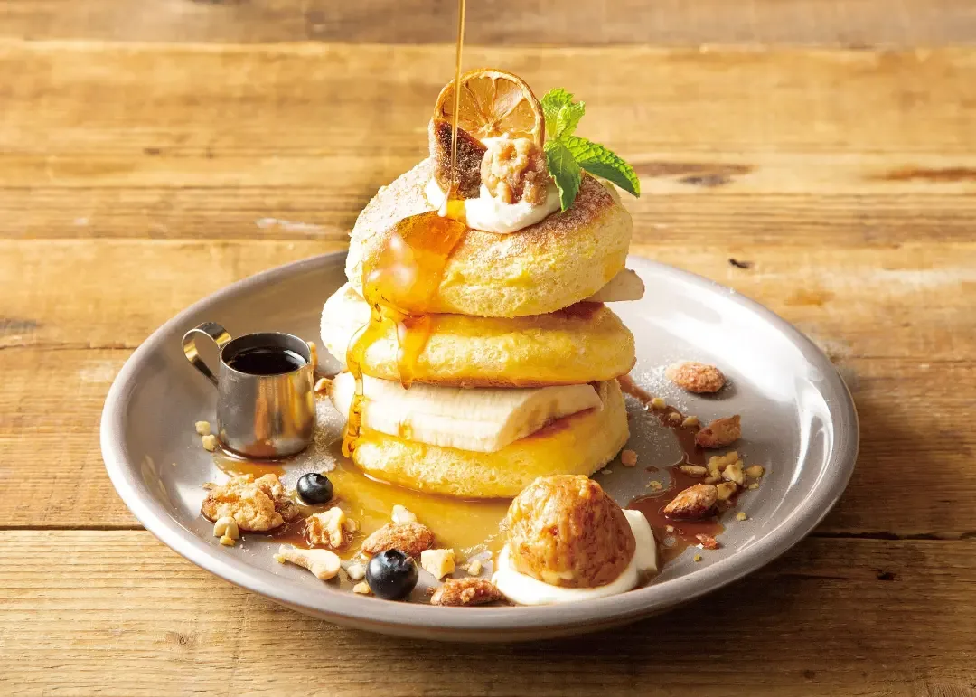 Photo by EVERYONEs CAFE｜上野カフェ in EVERYONEs CAFE. May be an image of French toast, fig, souffle, pecans, powdered sugar, toast, pancakes, pancake, crumpet and text.