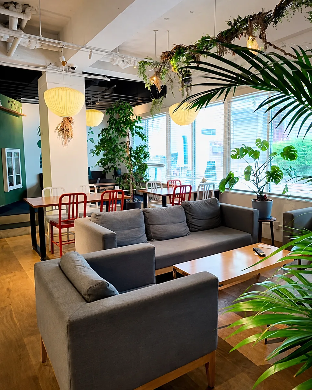 Photo by HOTEL GRAPHY NEZU / ホテルグラフィー根津 on June 20, 2026. May be an image of sofa, living room, indoors, office and text.