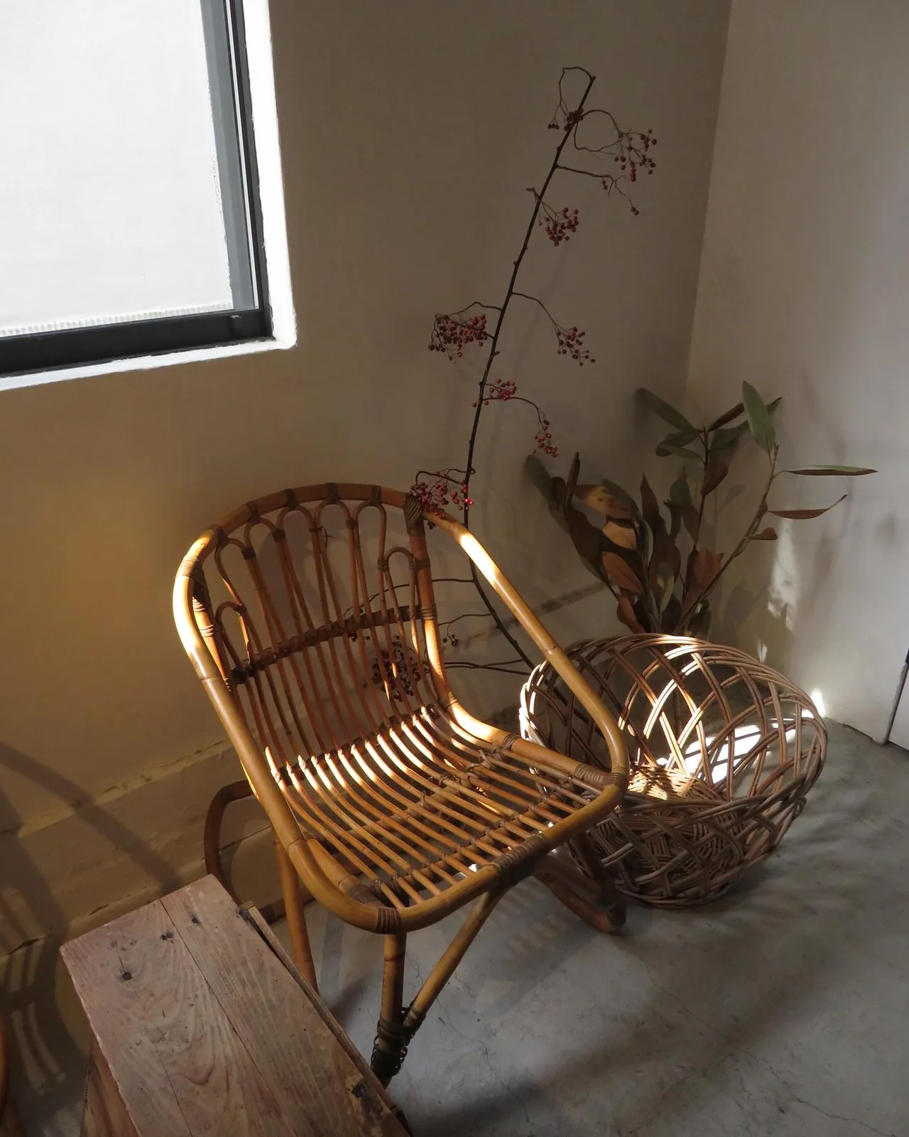 Photo by off COFFEE. on June 02, 2026. May be an image of rocking chair, armchair, chaise lounge, bamboo, indoors and text.