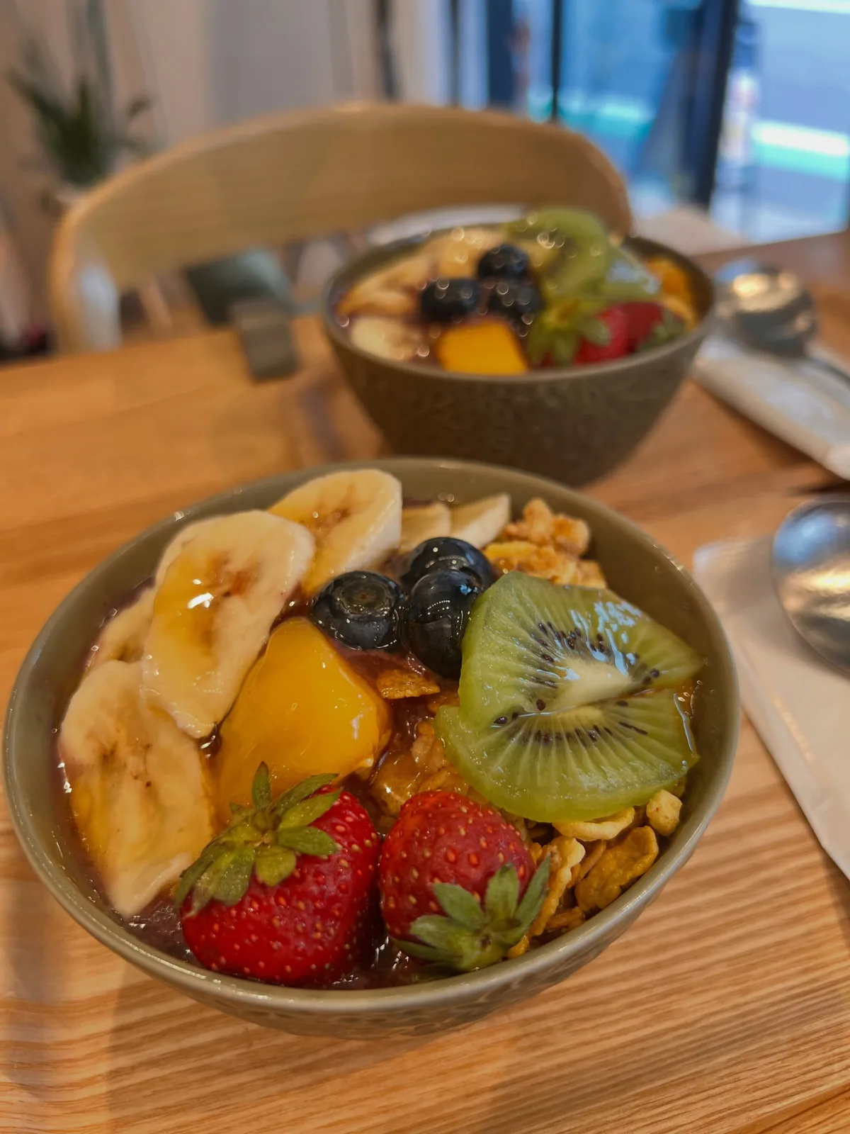Photo by Cafe Xperience|武蔵小山のCoffeeとCatが美味しいカフェ on July 04, 2026. May be an image of granola, banana, fruit salad, fruit cocktail, smoothie, cereal, bowl and text.