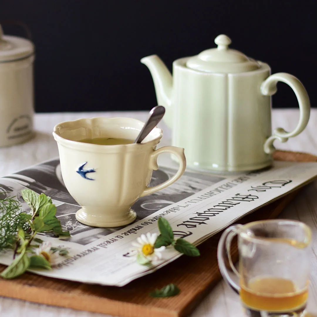 Photo by TAKE5BASE _taste life on May 16, 2026. May be an image of chinaware, saucer, teapot, teacup and tea.
