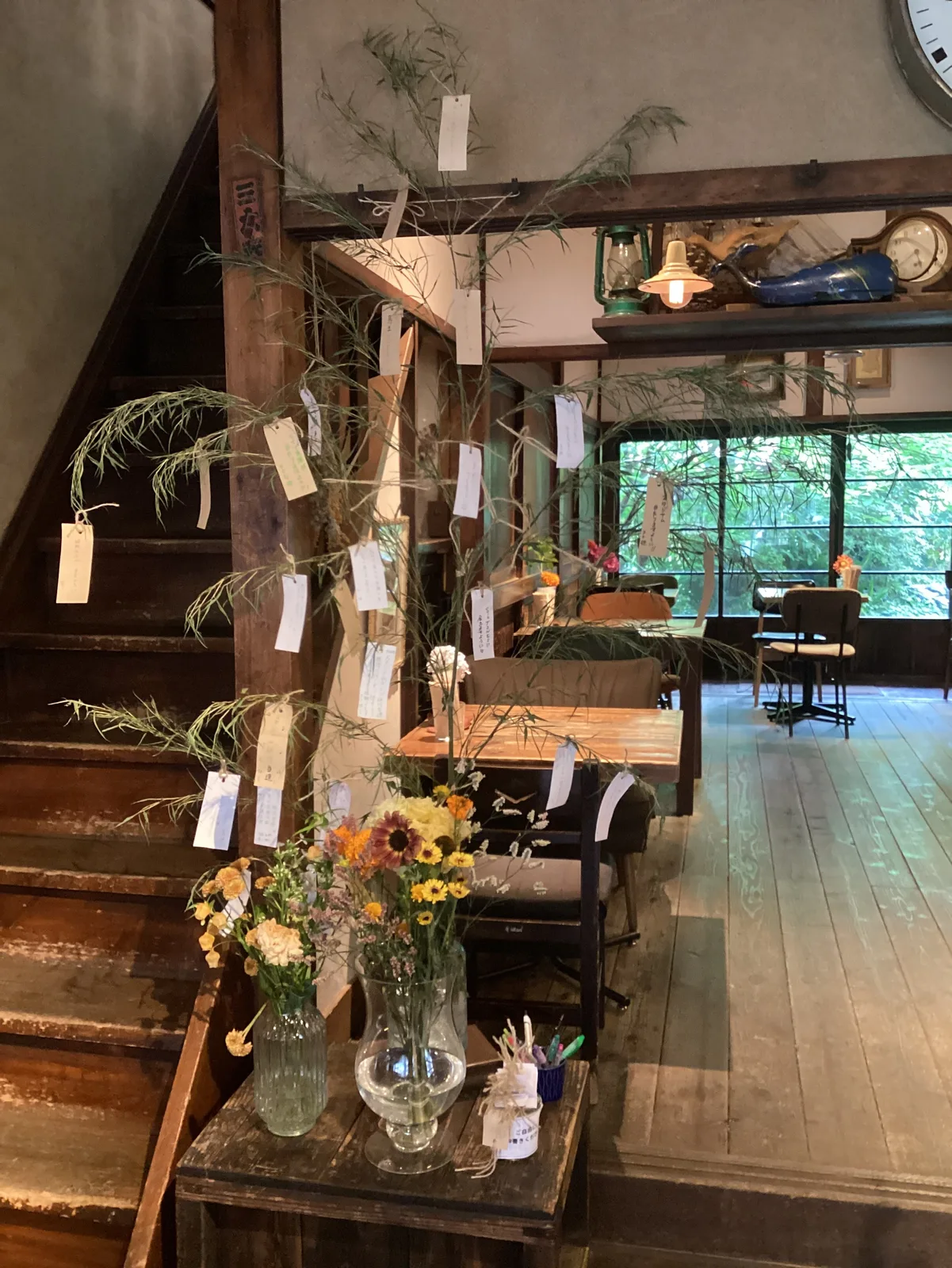 Photo by 古民家カフェ蓮月 @東京都大田区池上 on June 28, 2026. May be an image of ladder, flower arrangement, indoors and text.