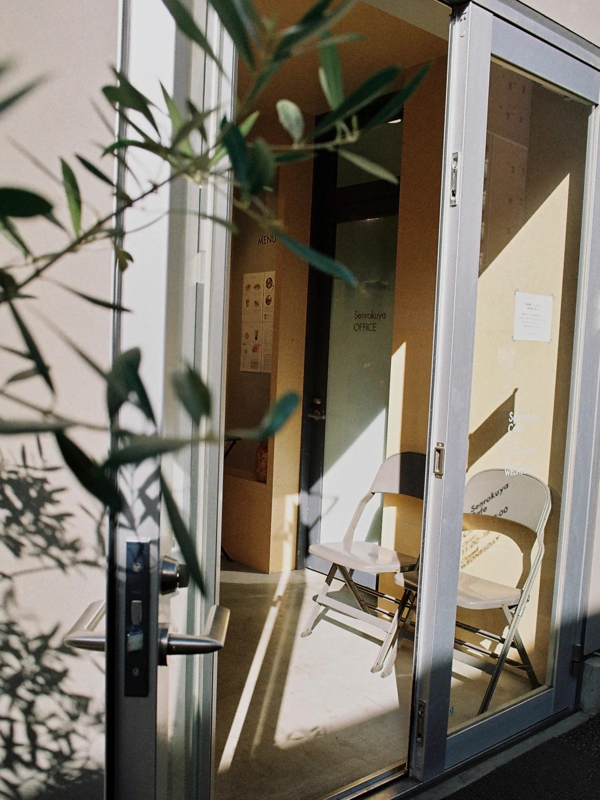 Photo by 仙六屋 in 仙六屋. May be an image of sliding door, window, door and text.