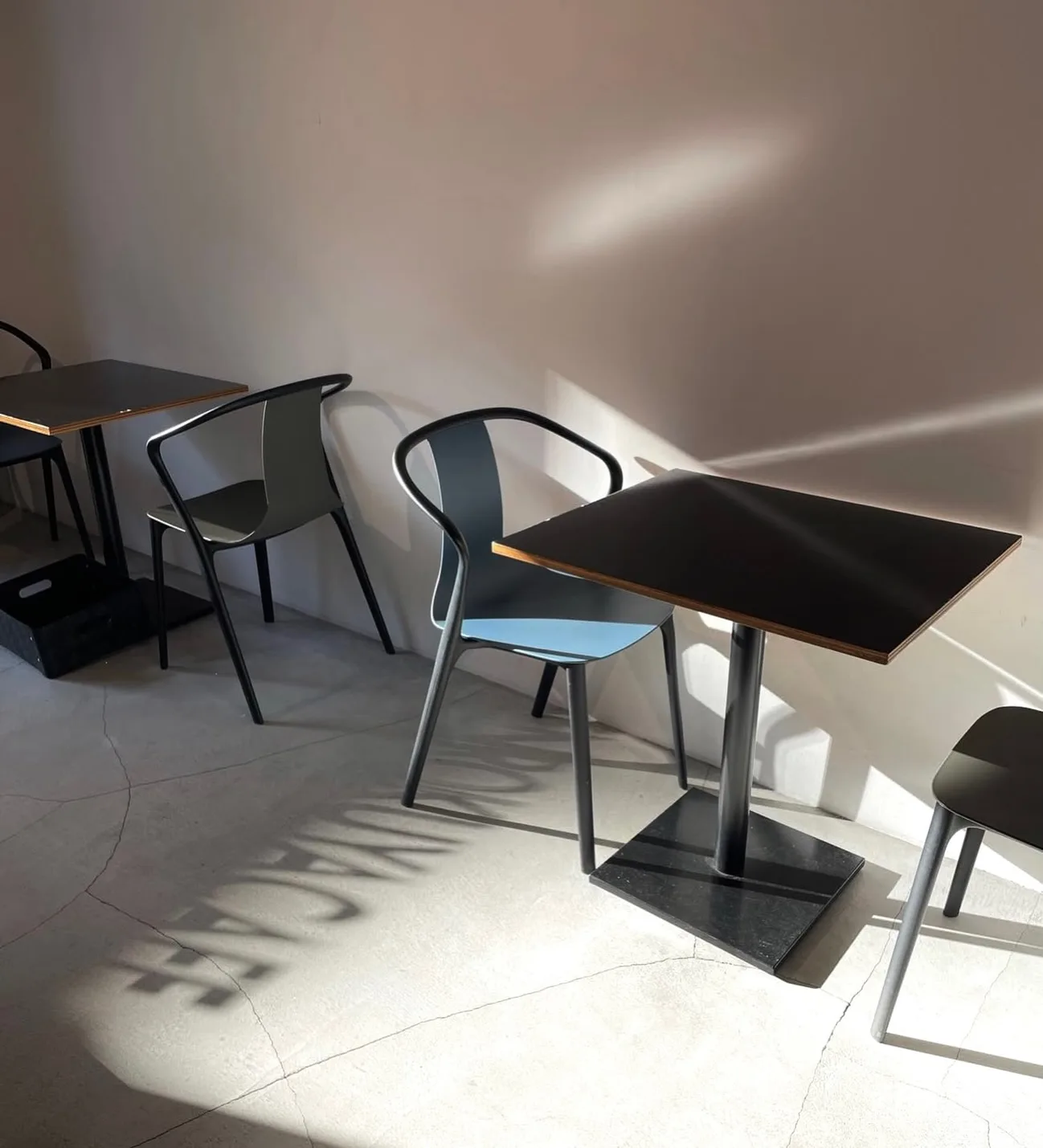 Photo by 仙六屋 in 仙六屋. May be an image of table, cornflower and text.