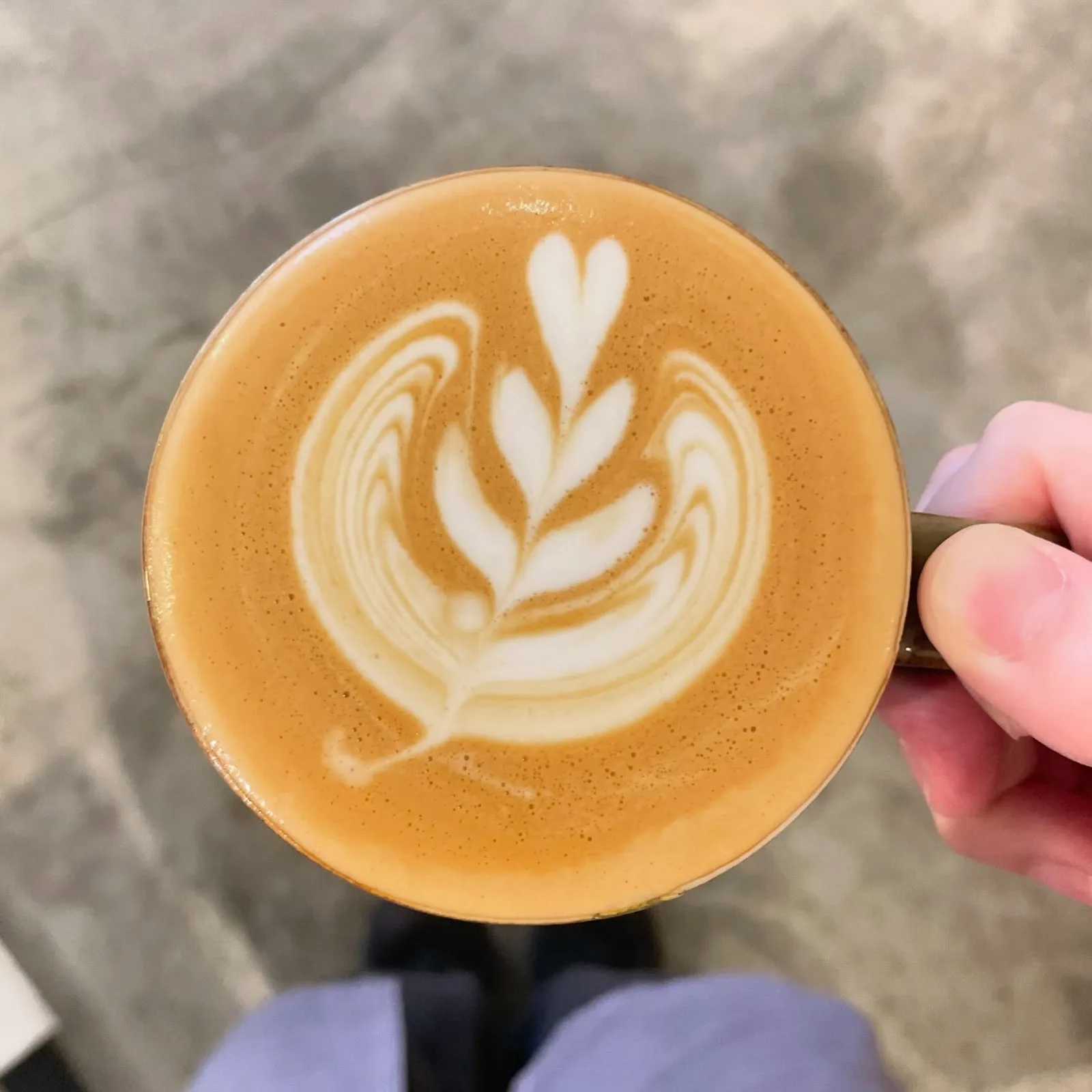 Photo by 燈日 in 燈日. May be an image of coffee cup, coffee, cappuccino and text.