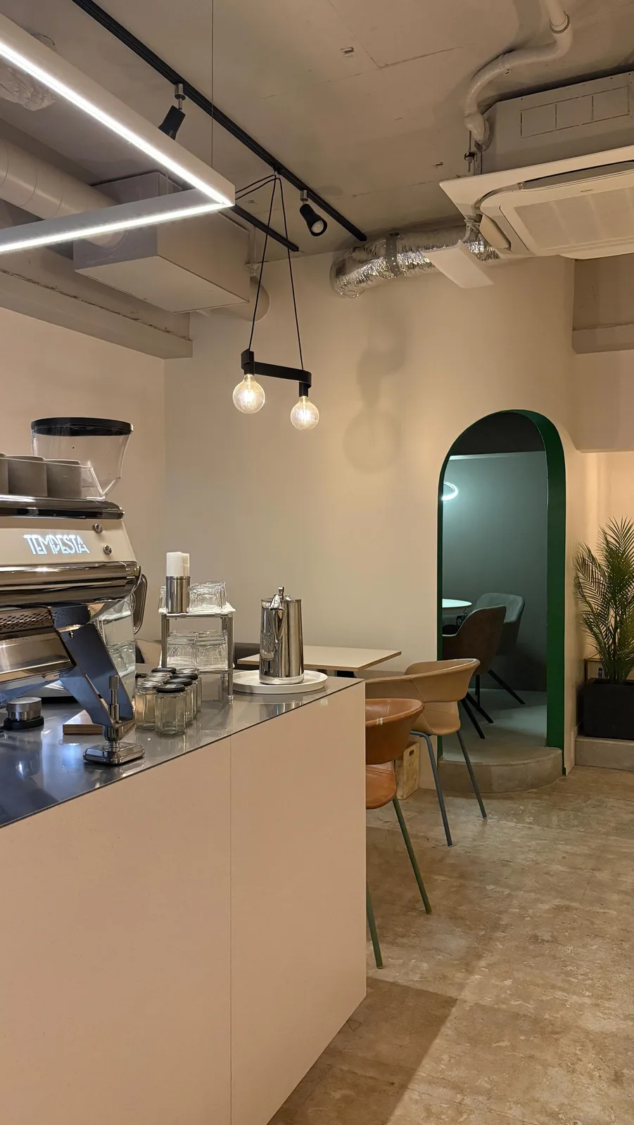 ⁡三軒茶屋の"隠れ家カフェ"

商店街通りにありながら
通りからは一見想像もできない空間が...

⁡
——————————————————————————

店舗名　　　And Co.ffee
営業時間　　12:00〜20:00 
住所　　　　東京都世田谷区三軒茶屋1-36-5 いづみビル1階
アクセス　　三軒茶屋駅から徒歩2分
定休日　　　Instagramにて発信
Wi-Fi ○
コンセント　○
電子タバコ　○
支払い　　　現金/カード/iD/QUICPay/交通系/QR決済

※お一人様1Drink制をいただいております.
※お席混雑時90分制を取らせていただいております.
※店内全席電子タバコのみご使用いただけます.ご理解お願いいたします.

——————————————————————————⁡
⁡

#カフェ  #cafe  #三茶カフェ  #無機質カフェ  #三軒茶屋