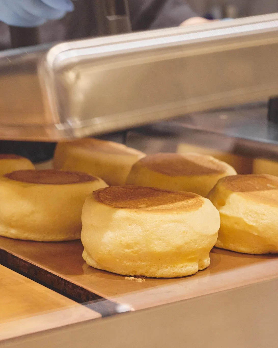 Photo by FLIPPER'S (フリッパーズ) on July 13, 2026. May be an image of chiffon cake, souffle, cornbread, pastry, crumpet, cheesecake, pancake, buns and text.