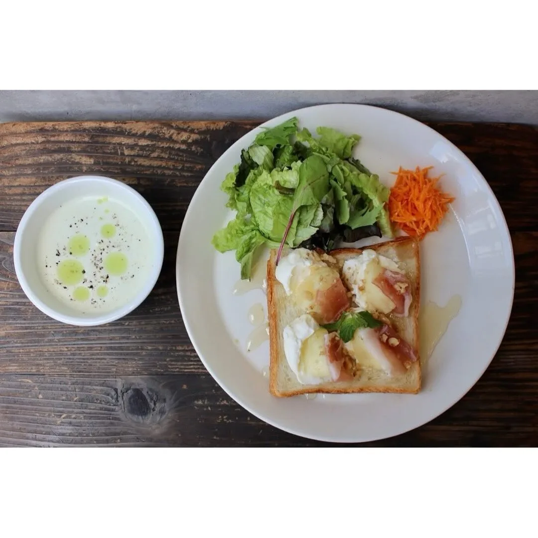 Photo by manocafe_yøre on August 02, 2026. May be an image of poached egg, baguette, toast, sandwich and text.