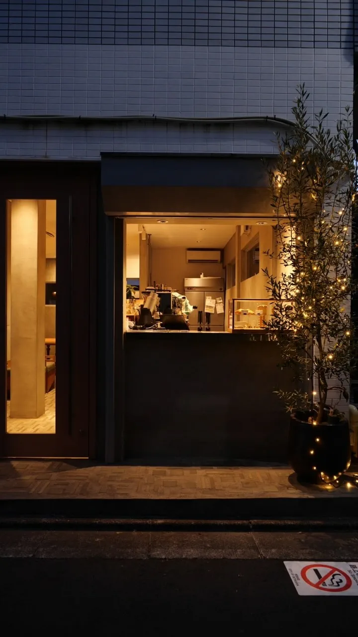 メリークリスマス🎄
皆さんいかがお過ごしですか？

本日も11：00〜19：00にて、皆さまのご来店お待ちしております。

クリスマスなので、キラキラと営業しております。

イートイン、テイクアウトでもふらっとお立ち寄り下さい。

-————
#pluto @pluto_tokyo
〒154-0004 東京都世田谷区太子堂2-38-3
三軒茶屋駅から徒歩9分
11：00〜19：00 (18：30 l.o.)
(火曜定休)
-————

#pluto #三軒茶屋カフェ #パウンドケーキ