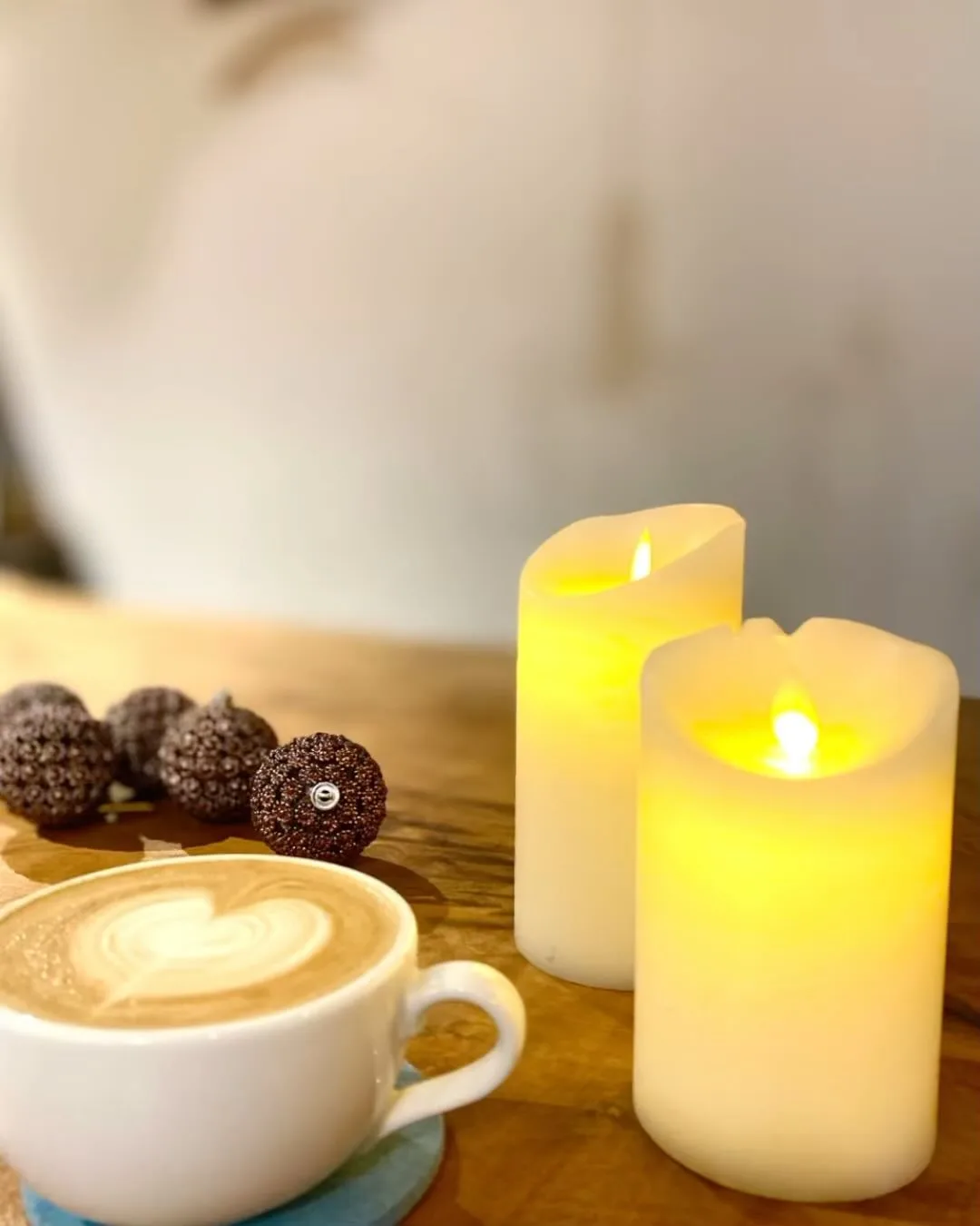 Stoneriver coffeeです！
少しずつクリスマスを感じる空間になってきました♪
音楽もお楽しみください🎵

深煎りコーヒー、カフェラテ、ホットジンジャーなど
で気持ちも心も温かく過ごしていただけたら幸いです。
お待ちしています♪
〜店主より〜

#cafe
#カフェ
#stonerivercoffee 
#尾山台カフェ
#アートのあるカフェ
#coffee
#自家焙煎
#トークイベント
#空間デザイン
#ライフスタイル
#アーティスト
#モダンアート
#クリスマスデコレーション
#december 
#クリスマス

━━━━━━━━━━
Stone River coffee
@stonerivercoffee 
東京都世田谷区等々力5-4-15 ARUKAS OYAMADAI 1F
東急大井町線尾山台駅より徒歩3分
月～土：am10:00-pm8:00
日：am10:00-pm7:30

木：定休日

Art decoration 
Instagramサポート
@makinakamurafeelart