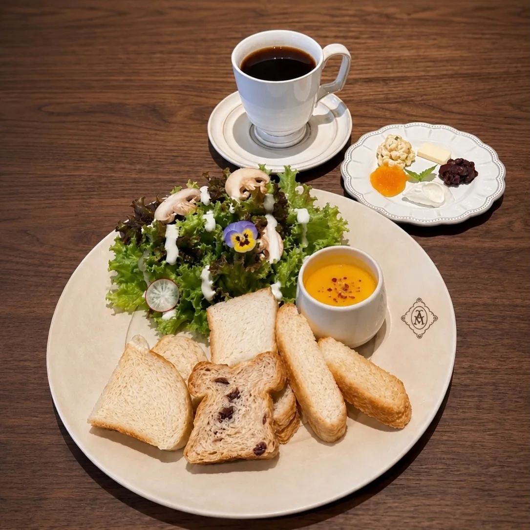 Photo by グルテンフリーカフェ　タマクーヘン in グルテンフリーカフェ タマクーヘン. May be an image of placemat, chinaware, boiled egg, toast and sandwich.