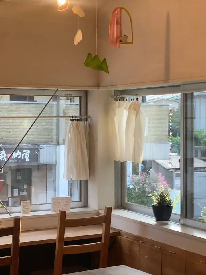 2025.10.10
秋の陽射しになっている店内
ぼんやり明るいところが気になり撮ったオチのない画です

靖国神社近くの木
踏まれた銀杏がすごかった。

漢方内科からぶらぶら歩いて九段下のGOTTAへ。「波多野光さんの板絵展」
板に描き込まれた植物
美しいー
場所の雰囲気にもぴったりでした。
13日まで

牛ヶ淵の蓮
風が強くてうねりが面白かった。

Ginza Six のCIBONE 内で展開しているMURPHの展示へ、ある縁があって見に行きました。
この展示の為？に作られた小説、「光の箱、冬」
久しぶりに読んだ小説、忘れてた感覚でとても良い気分になりました。
店内の本棚に置いておきますので、手に取って読んでみてください。
ゆっくりチャイでも飲みながら(^^)