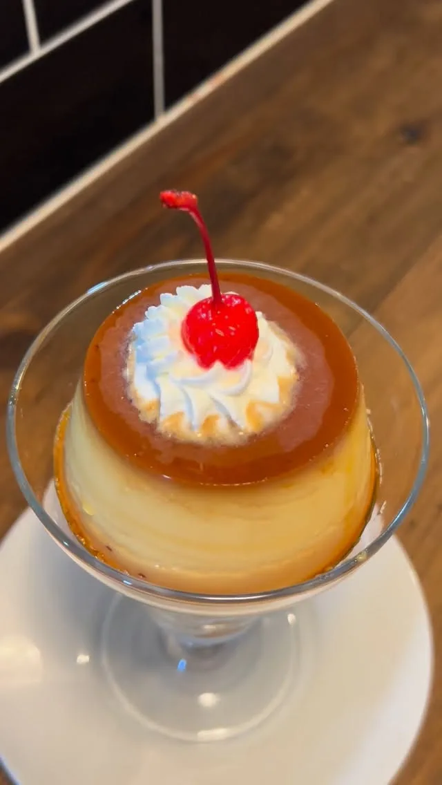 レトロプリンパフェ✨
下から、
・カラメルソース
・シフォンケーキラスク
・塩キャラメルナッツ(くるみ)
・生クリーム
・バニラアイス
・レトロプリン
・生クリーム
・チェリー
近日中に提供始めます✨お楽しみに〜
#津市カフェ #3rdcafe