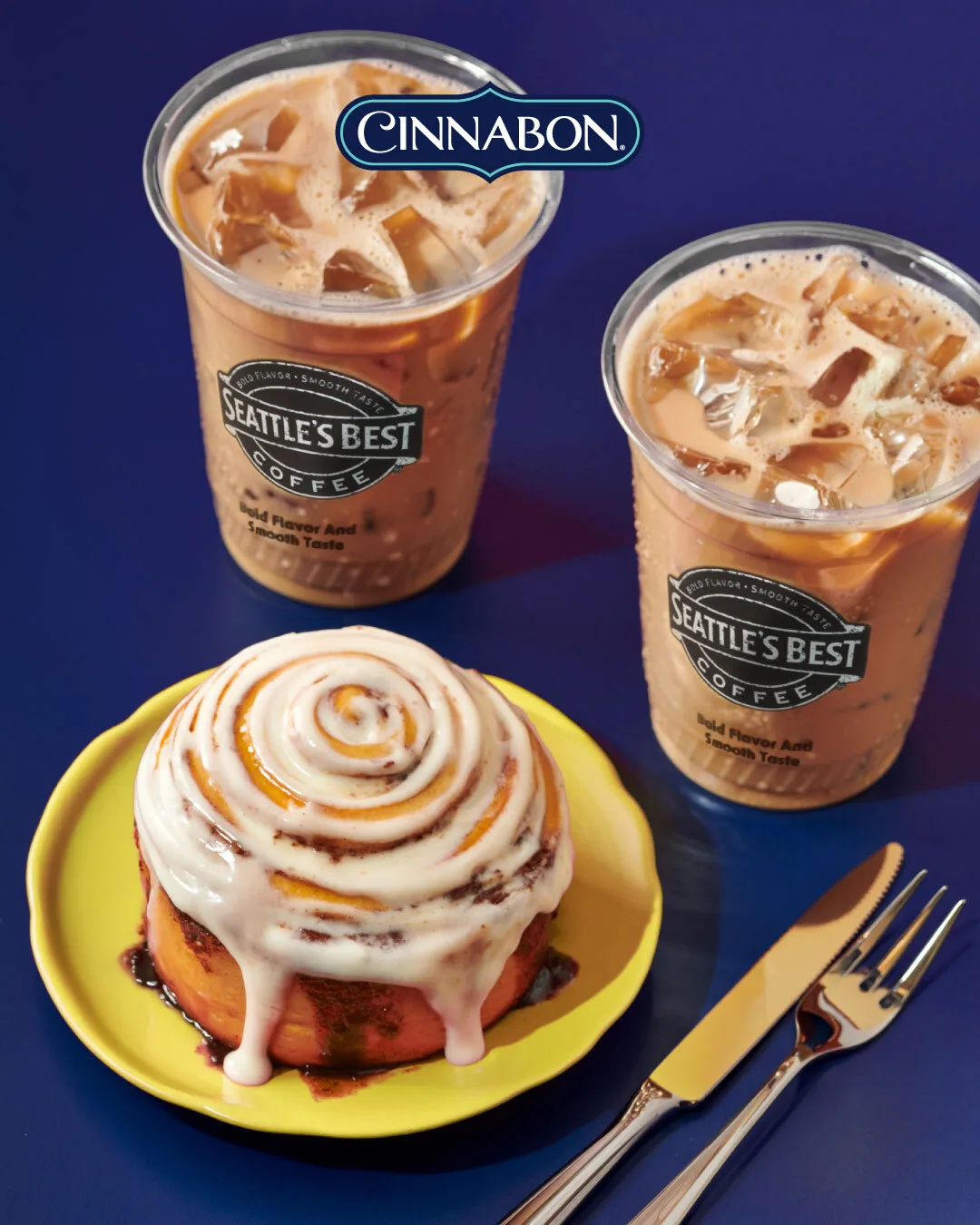Photo by シナボン on May 25, 2026. May be an image of cinnamon roll, drink, sweet roll, buns and caramel.