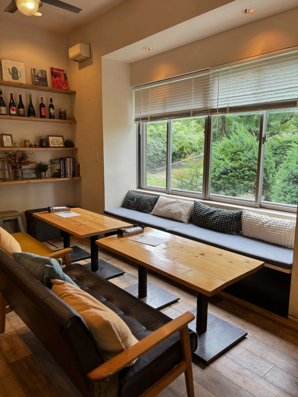 Photo by アナザープレイスカフェ ANOTHERPLACECAFE 中浦和 別所沼公園 in Another PLACE CAFE with @anotherplacedogs. May be an image of table, dining table, indoors, living room, sliding door and text.