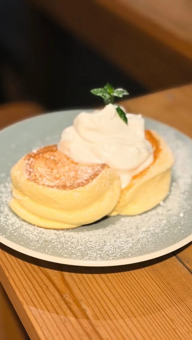 ⁡このぷるぷる、伝わりますか🥞

BASE DINERの秘密のパンケーキは
ご注文をいただいてから焼き始めます。

焼き上がりまで20〜40分。
じっくり待つからできる
「ふんわりぷるしゅわ」食感です。
⁡
━━━━━━━━━━
🍔 BASE DINER(ベースダイナー)
📍 熊谷市籠原南2-355
🕐 【営業時間】11:00-14:00l.o
  17:00-21:00l.o
 【定休日】なし
📞 【ご予約】はプロフィールのリンク🔗から
🅿️ 駐車場  25台
━━━━━━━━━━
#熊谷グルメ #熊谷ランチ #熊谷カフェ #熊谷ディナー  #basediner