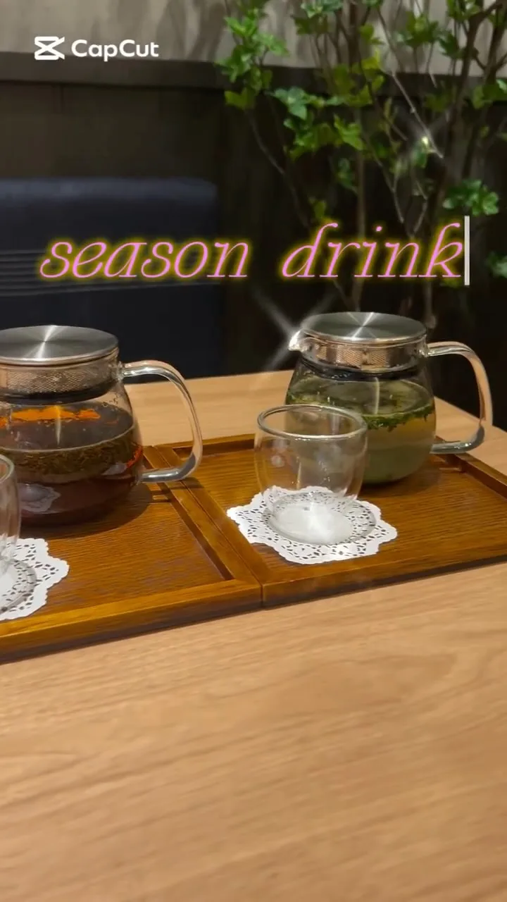 こんにちは🕊️
和カフェTsumugiエミテラス所沢店です。

season drinkのご紹介

この時期しか味わえないホッとするお茶です🍵

📍栗の和紅茶📍
¥700円（税込770円）
お料理🥢デザート🍧とセットにすると
¥380円（税込418円）

アッサム茶葉の紅茶｢べにほまれ」と
香りの良いダージリンを交配して生まれたもので
「幻のお茶」
としても知れられている鹿児島県産の「べにふうき」に
栗の甘味を合わせた優しい味わいの
和紅茶のブレンドティーです。

📍はちみつ林檎とカモミールの煎茶📍
¥700円（税込770円）
お料理🥢デザート🍧とセットにすると
¥380円（税込418円）

カモミールをブレンドした茶にリンゴの甘味と酸味が
程よく香ります。
蜂蜜に漬け込んだリンゴをトッピングしました。
人気の日本茶ハーブティー「リラックス」の
アレンジティーです。

✎_ _ _ _ _ _ _ _ _ _ _ _ _ _ _ _ _ _ _ _ _ _ _ _ _ _ _ _ 

和カフェTsumugi エミテラス所沢店

📍埼玉県所沢市東住吉10-1 「エミテラス所沢1F」

🚃西武新宿線、西武池袋線『所沢駅』
🚶‍♀️所沢店から徒歩約4分

🗓10:00-21:30（L.O 21:00）

💰現金/カード/電子マネー

✐­­¯¯¯¯¯¯¯¯¯¯¯¯¯¯¯¯¯¯¯¯¯¯¯¯¯¯¯¯¯¯¯¯¯¯¯¯¯¯¯¯¯¯¯¯¯¯¯

#和カフェtsumugi #tsumugi #ツムギ #和カフェ #和ご飯 #和スイーツ #天然水の削り氷 #お茶 #抹茶 #ほうじ茶 #和紅茶 #ブッダボウル #所沢 #所沢グルメ #所沢カフェ #和食ランチ #和食ディナー